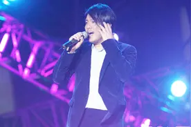 阿杜《离别》让人心碎，冷冷的眼泪随风吹，才知道离别的滋味！