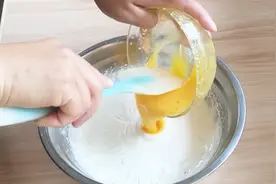 2分钟教你在家自制冰淇淋，干净卫生无添加，奶香味十足视频封面