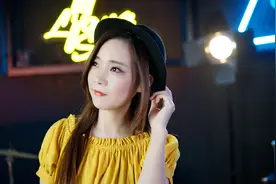 徐小凤粤语经典《风的季节》美女翻唱 老歌就是好听