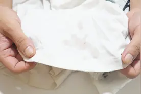 白衣服上沾了果汁难清洗？教你一招，轻松去除果汁印，干净不留痕