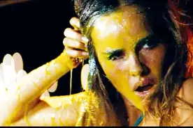 美女说喜欢大黄蜂跑车，非要坐上来，结果被大黄蜂喷了一脸机油视频封面