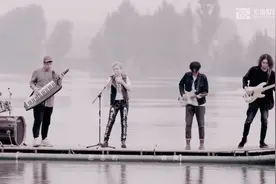 此女一首《简简单单》唱出洒脱之情