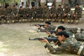 印军女子突击队巧妙伪装，深夜秘密突击，击毙两名印度游击队士兵图片