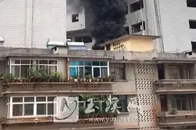 玉溪会堂拆除过程中起火 消防官兵及时扑灭无人员伤亡图片