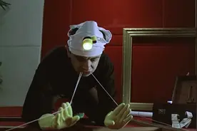 憨豆先生进行一番伪装，把保安给骗走打开保险门修复名画视频封面