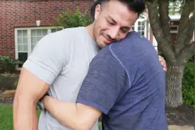 外国小伙密谋生日惊喜，买辆卡迪拉克送父亲，结果父亲瞬间泪崩视频封面