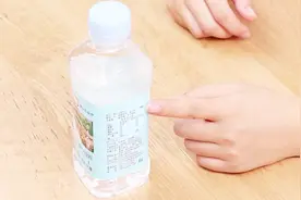 苏打水是苏打粉和水勾兑的？快来揭秘真相吧，被“骗”了好多年！视频封面