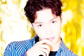 张艺兴现身广州机场，遭粉丝拿鱼戳脸，小绵羊忍不住发火了！