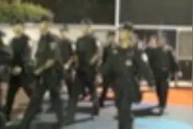 广州白云警方打掉“村霸三兄弟”涉黑团伙，民警集结抓捕过程曝光视频封面