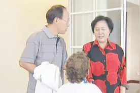 女婿请丈母娘吃饭，丈母娘死活不去，女婿老爸一来又要去了！视频封面