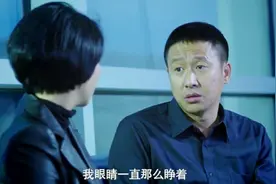 无贼：媳妇睡着了，老公却盯了一夜没睡，看得人好感动视频封面