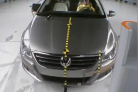 大众CC（12款）小重叠碰撞试验，老款车型成绩不理想视频封面