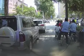 陕西救护车紧急将病人送往医院视频封面