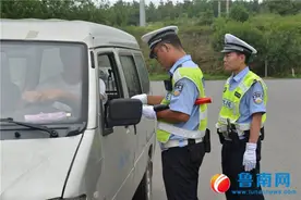 沂水交警日查违法近3000起图片