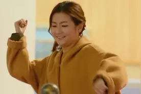 任容萱和爸爸一起学舞蹈，任家萱竟然在远处偷学！视频封面