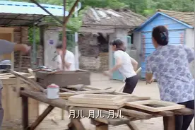 乡村情感：蓝天鼓捣大树跟自己离婚，气的蓝月追着蓝天满院打他