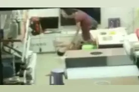 与丈夫拌嘴，后妈迁怒继女拿拖鞋狠抽视频封面