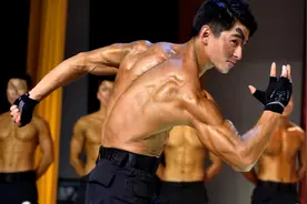 舔屏！特警型男大赛，现场上演肌肉大片视频封面