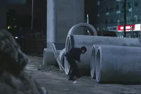 郝建夜宿水泥管，这还自带“推拉窗”呢！好高级的样子！视频封面