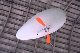 像鸡蛋一样的飞艇，直接带人上天，两个翅膀能自由控制方向