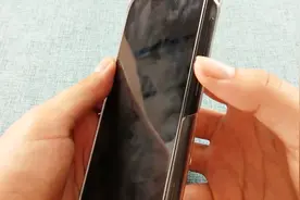 华为手机熄屏状态也可以打电话，触动方法就在侧边按钮这里，试试视频封面