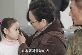 老妇人痛失老伴，与儿子孙女伤心离别，却心疼孙女没有人带！