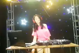 美女DJ现场打碟歌曲：《我的秘密》，又一首成名曲，她唱什么都火