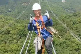 四川90后农村小伙，从事高危职业月入2万，在百米高空维修线路