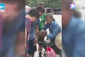 七旬老奶奶卖水飙英语，外国游客直竖大拇指视频封面