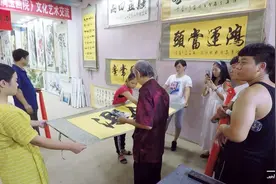 广西桂林：阳朔西街“大师”现场写字拍卖，200元就卖了视频封面