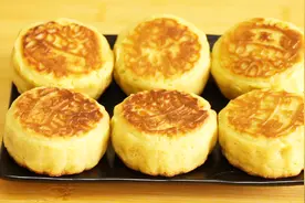 做月饼不用买烤箱了，教你在家用电饼锅就能做，2分钟就学会