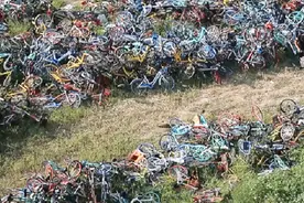 河南郑州：城管嬉笑比赛投掷共享单车 停车场有人私拆卸车辆部件视频封面