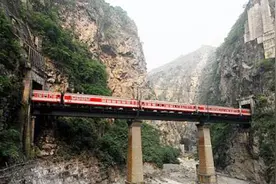 中国这条铁路勘探用了13年，36万人同时施工，1公里就有3人牺牲视频封面