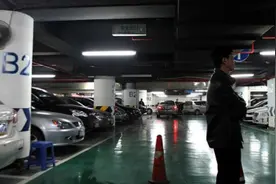郑州地下停车场不安全隐患曝光！监控盲区、无信号、保安不巡逻……图片