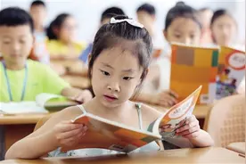 家门口建起新学校 妈妈不用骑车送我上学了图片
