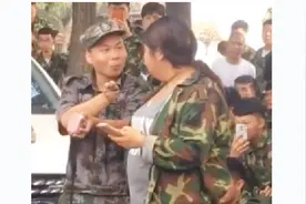 「爆笑」军训时胖妹唱歌，教官忍不住偷笑被领导飞踹视频封面