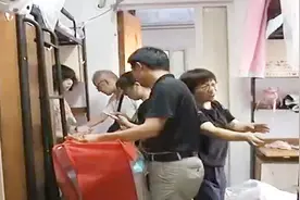 中国美院新生报到第一天，00后鲜肉大军来袭，但却忙坏了家长视频封面