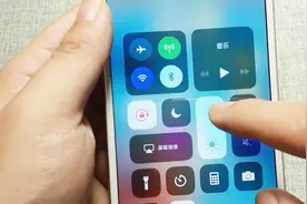 教大家iOS手机的自动亮度调节，其实很简单的，一起看下视频封面