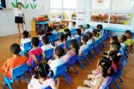 妈妈值夜班，家人将四岁女儿遗忘幼儿园，等看到女儿后妈妈大哭视频封面