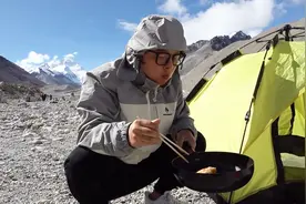 海拔5200米的珠峰大本营，我们用卡式炉做早餐吃，一生难忘的经历