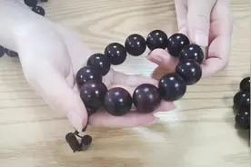 盘小叶紫檀必经历的4个阶段，从染色到包浆，你盘到第几步了？视频封面