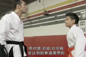 父亲教儿子训练拳击，八块腹肌是拳击手训练方式的最基本的标配视频封面