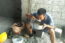 农民工川哥：工地上做的午饭吃，简单却吃饱，2人成本比吃餐馆低