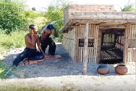 看印度两兄弟在野外建造地下竹屋和屋顶蓄水池的步骤视频封面