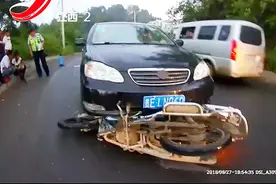 上坡强行占道超车未果 摩托车“钻”进车底视频封面