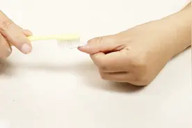 被烟熏黄的手指很难看！教你一招轻松变回正常颜色！快来看看吧视频封面