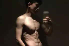张杰健身照八块腹肌清晰可见 得粉丝大赞图片