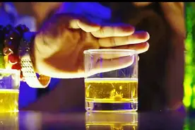 小伙刚来泰国就被表舅坑，不仅带他去酒吧，竟然还往酒里下药视频封面