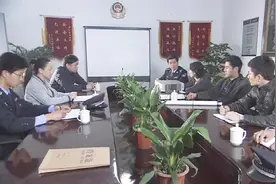 狐狸最容易摔跟头了，怎么讲，脚滑啊，脚滑，脚底打滑