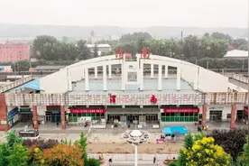 小伙子环游中国，想在渭南火车站拍张全景，结果令人很无奈视频封面